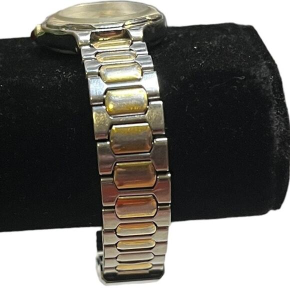 Halston Two toned band with clasp Watch 001-6236 Vintage - Picture 6 of 13